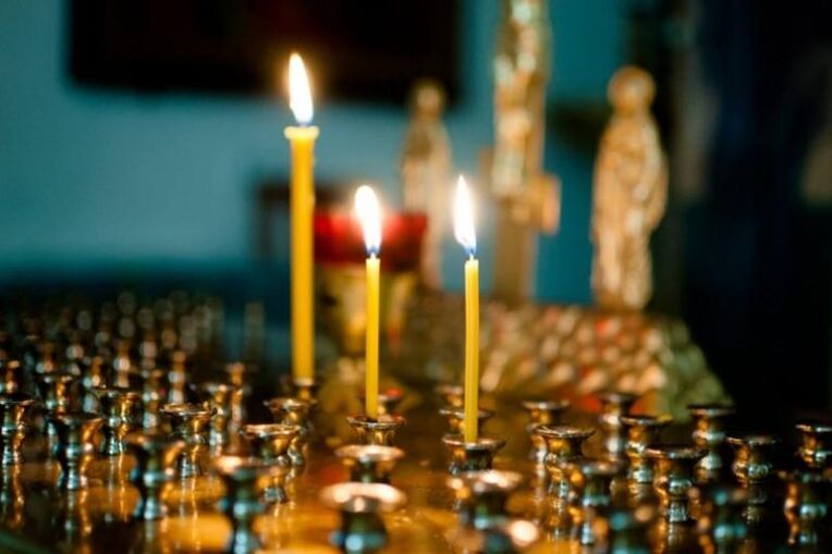 svijeće u crkvi i pušenje tijekom korizme