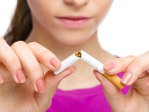 Djevojčica odbijanja cigareta