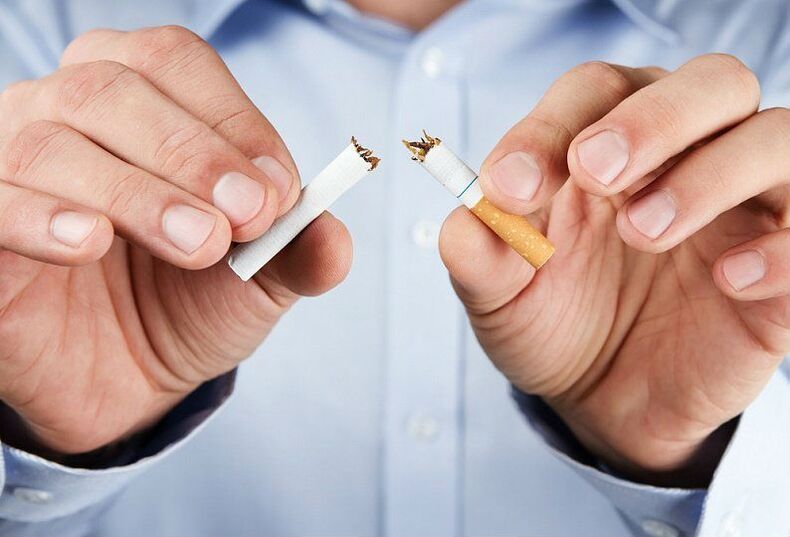 Čovjek slomi cigaretu