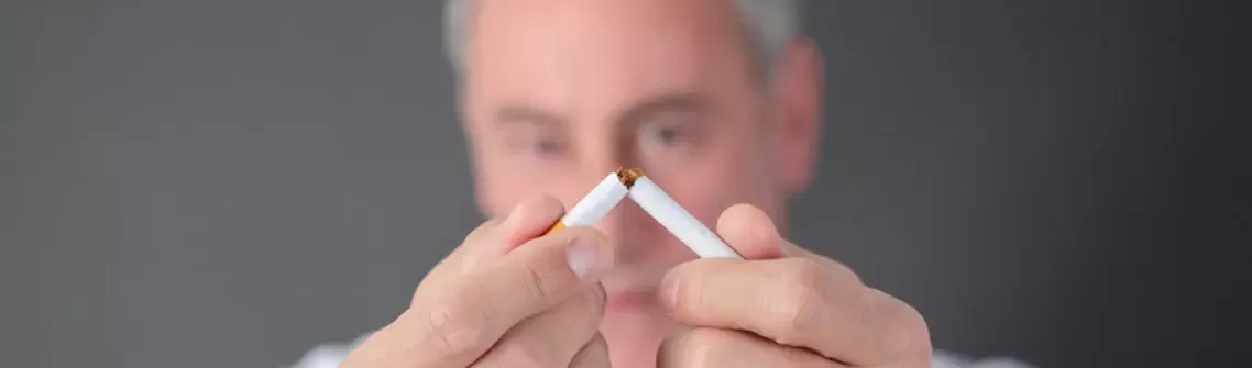čovjek razbije cigaretu